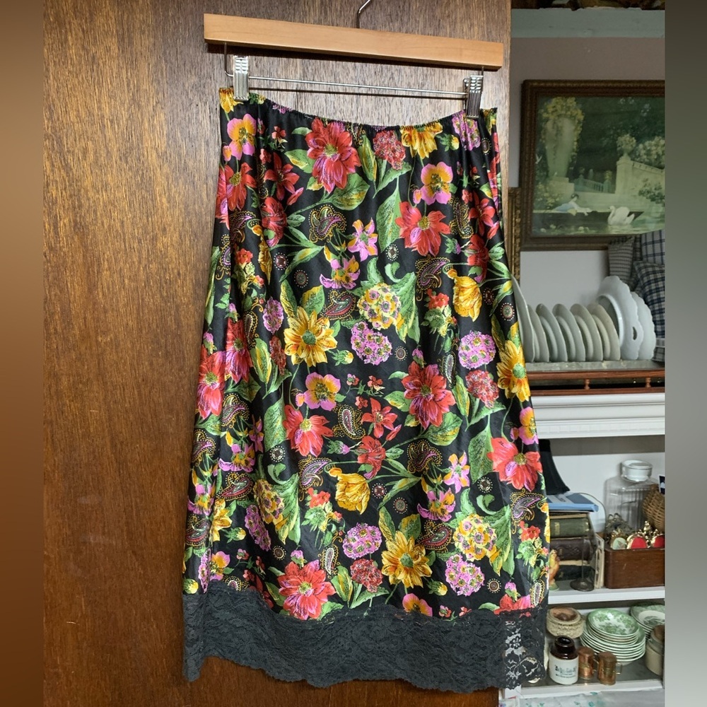 Vanity Fair Floral Slip Skirt Lace  Polyester Under Garment Size Small/Medium - Picture 2 of 7